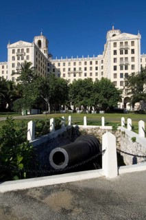 Hotel Nacional de Cuba, in the foreground old historic gun emplacement with cannon, Havana, Cuba