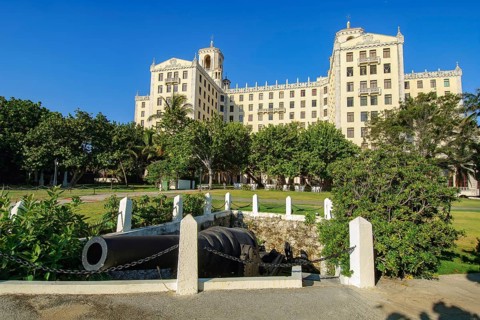 Hotel Nacional de Cuba, in the foreground old historic gun emplacement with cannon, Havana, Cuba