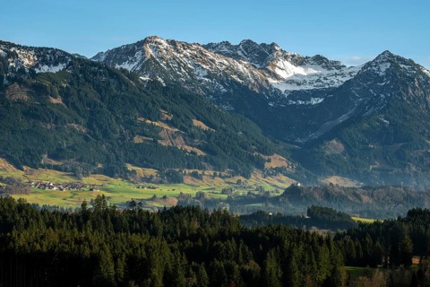 View from Bolsterlang into the Illertal and mountains of the Allgäu Alps, behind Entschenkopf,
