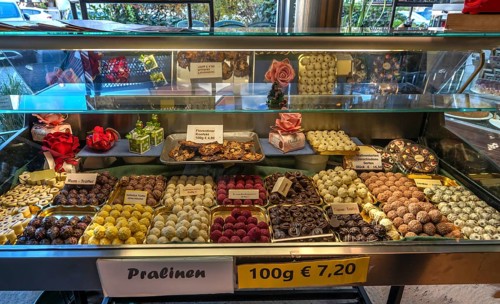 Showcase with homemade chocolates in a café, Nuremberg, Middle Franconia, Bavaria, Germany