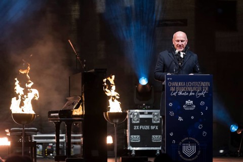 Kai Wegner (Governing Mayor of Berlin) speaks at the lighting of lights to mark 20 years of