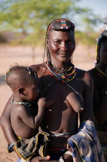 Woman with child, Hakaona tribe, also Havakona or Hakawona, near Opuwo, Kunene, Namibia