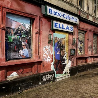 Decaying façade smeared with graffiti, scrap property in a difficult district, Gelsenkirchen, Ruhr