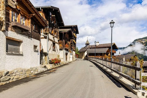 The mountain road from Mayoux to Vercorin runs through the mountain village of Pinsec, Val