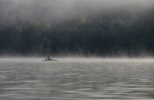 Hennesee, fog, rising clouds of fog, anglers in the boat, Hennetalsperre, Sauerland-Rothaargebirge
