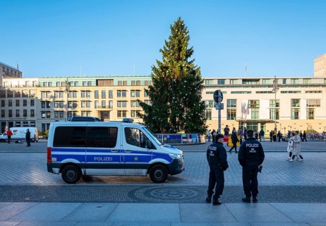 Tourists and police at the Brandenburg Gate at Christmas, daylight photo, Berlin, Germany