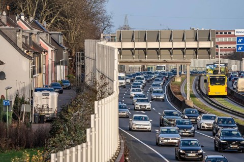 Residential buildings directly on the A40 motorway, noise barrier, heavy traffic near the Essen-Ost