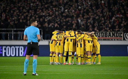 Referee Referee Marian Barbu (ROU) Team building, team circle in front of the start of the match