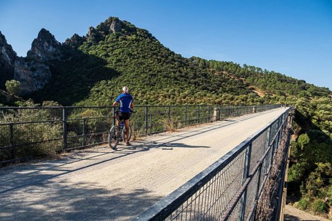 Cyclist takes a break, Viaducto de Zaframagón, cycle path Via Verde de la Sierra, Puerto Serrano to