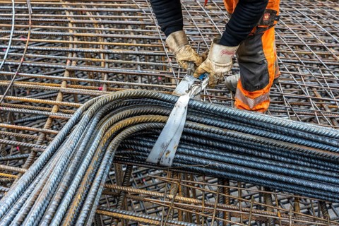 Assembly of reinforcing steel for the reinforced concrete foundation of a wind turbine, a mesh of