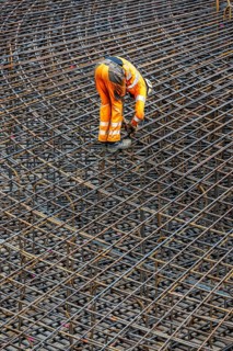 Assembly of reinforcing steel for the reinforced concrete foundation of a wind turbine, a mesh of