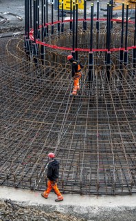 Assembly of reinforcing steel for the reinforced concrete foundation of a wind turbine, a mesh of