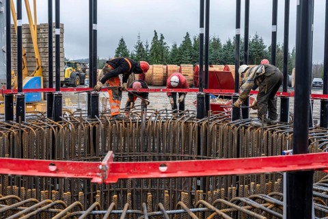 Assembly of reinforcing steel for the reinforced concrete foundation of a wind turbine, a mesh of