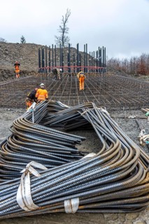 Assembly of reinforcing steel for the reinforced concrete foundation of a wind turbine, a mesh of