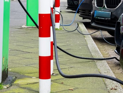 Several cars are charged at charging stations in Düsseldorf, Germany