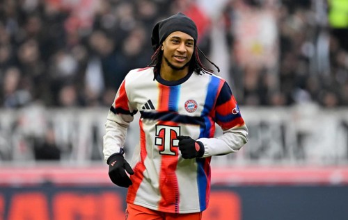 Michael Olise FC Bayern Munich FCB (17) with tube cap Warm-up training MHPArena, MHP Arena