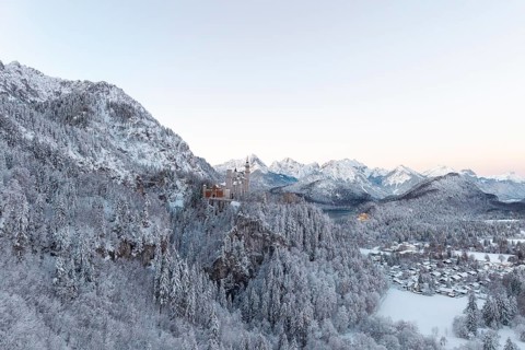 Neuschwanstein Castle is surrounded by snowy mountain scenery, Schwangau near Füssen, Ostallgäu,