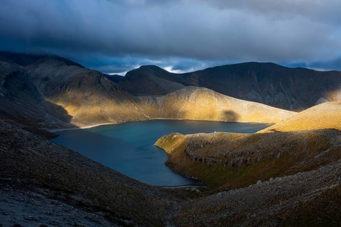 View to Upper Tama Lake, Tama Lake Walk (Tama Lakes Track), evening light, golden hour, Tongariro