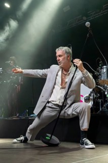 BAXTER DURY (son of Ian Dury), musician, singer, Indie/Pop, UK, ALLBARONE TOUR, live on 01.12.2025