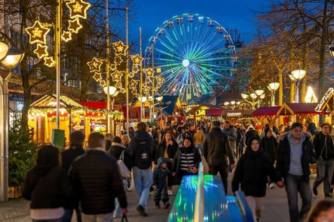 Christmas market in downtown Duisburg, Königstraße, Ferris wheel, North Rhine-Westphalia, Germany