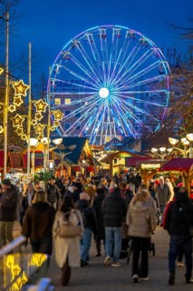 Christmas market in downtown Duisburg, Königstraße, Ferris wheel, North Rhine-Westphalia, Germany