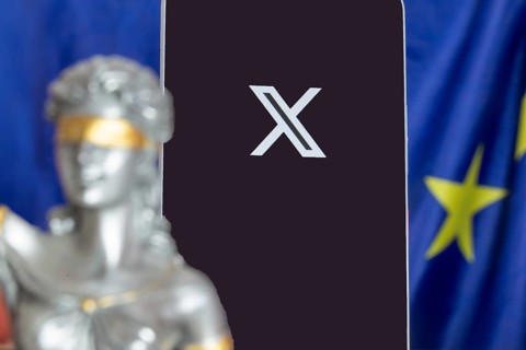 Symbolic picture of the EU Commission's fine against X: Justice, smartphone with logo of X and EU