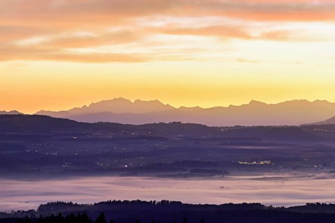 View from Horben of the Reuss Valley covered in fog, behind it the Alpstein with the Säntis in the