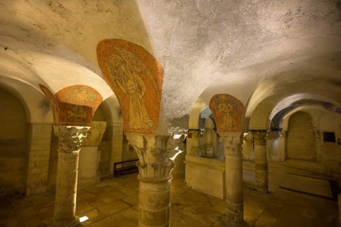 Romanesque cross vault with Corinthian capitals in the cathedral crypt, Bayeux, Calvados