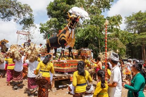 The mortal remains of a deceased person are placed in an animal sarcophagus (wadha) during the