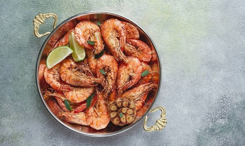 Fried king prawns, in shell, with spices, size 30/40, unpeeled shrimp, homemade, no people