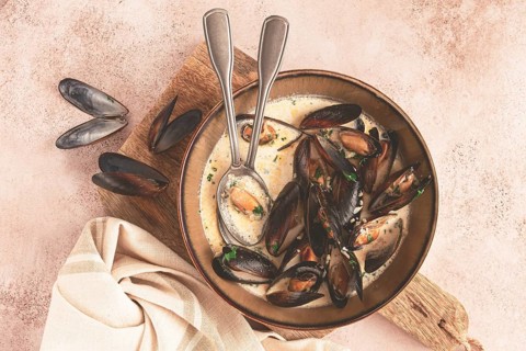 Mussels in creamy garlic sauce, served with fresh herbs and spices, homemade, no people