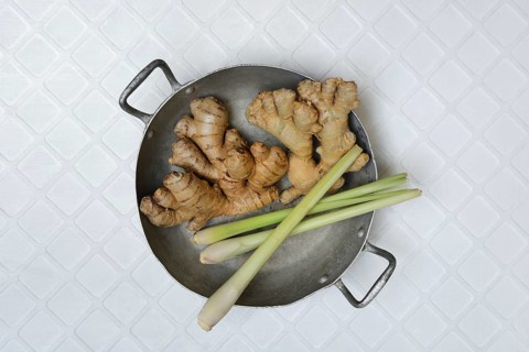 Ginger, ginger tubers and lemongrass with peel