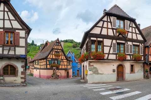 Half-timbered houses passing through Niedermorschwihr, Ellsass