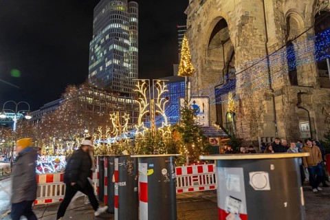 Rampage barriers, vehicle barriers, at the Christmas market on Breitscheidplatz, at the Memorial