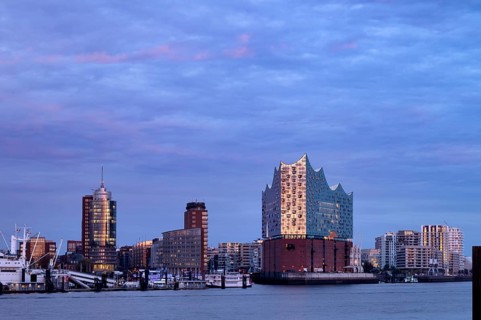 View over the Norderelbe to Elbe Philharmonic Hall, Elphie, Columbus House, Hafencity,