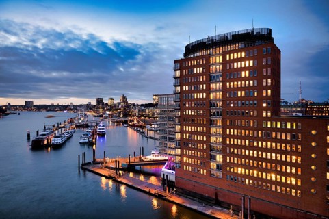 View of Landungsbrücken, Hafen, Kehrwiederspitze, GasChem Services GmbH, Sandtorkai, Hafencity,