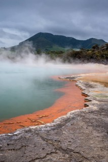 The champagne pool in the Waiotapu geothermal area (Wai-O-Tapu) . Waiotapu, Waikato, North Island,