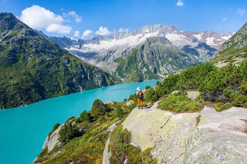 Mountaineers in front of picturesque mountain landscape, turquoise-blue mountain lake