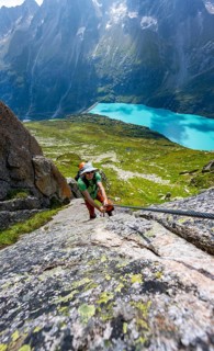 Mountaineer climbs on the secured Schijen-Zwärg via ferrata, climb to Bergseehütte, Göscheneralp in