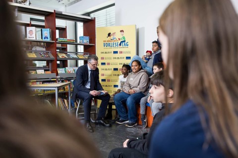Thorsten Frei, head of the Federal Chancellery, is reading the book The Message in a Bottle by
