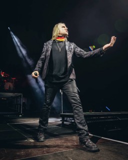 Singer Matt Walst from Three Days Grace live on tour 25 at Berlin's Tempodrom on 19.11.2025