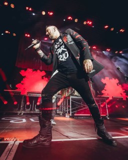 Singer Adam Gontier from Three Days Grace live on tour 25 at Berlin's Tempodrom on 19.11.2025