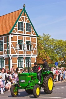 Bulldog, tractor, parade, typical half-timbered house, town hall, architecture, blossom festival,