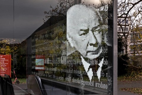 Graphically gridded portrait of Federal President Theodor Heuss on the glass panel at the