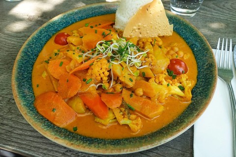 Asian cuisine, mixed vegetables, carrots, cauliflower, bamboo, cherry tomatoes, curry sauce,