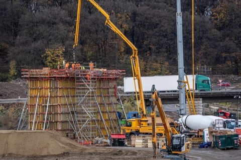 Concreting of a new bridge pillar at the Duisburg-Kaiserberg motorway junction, complete conversion