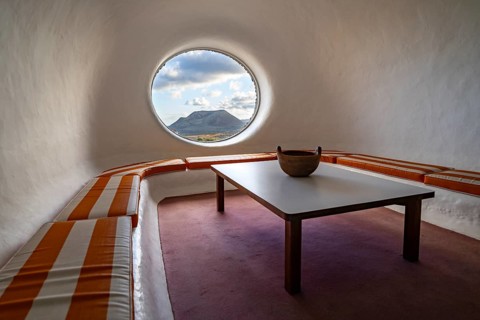 Sitting area with a view of the Volcán de la Corona volcano, interior at the Mirador del Río