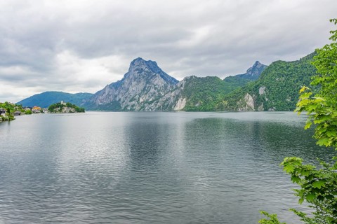 The village of Traunkirchen with the Johannesberg Chapel on Lake Traunsee, on the right the