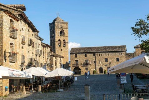 Plaza Mayor main square historic buildings medieval village of Ainsa, Aínsa-Sobrarbe, Huesca