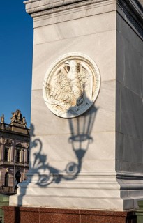 The shadow of a street lamp on the pedestals of the group of figures on the Schlossbrücke, Unter